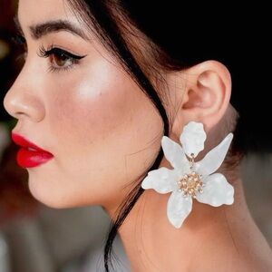 Elegant White Floral Statement Earrings lightweight NEW Never Worn Stunning